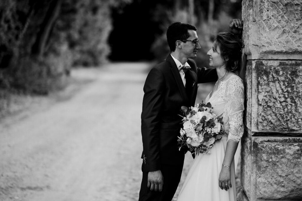 photo couple contre un muret Aix-en-provence