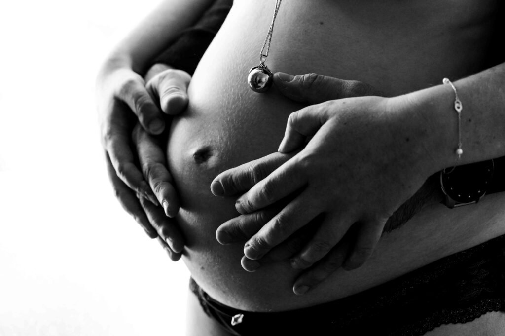 Femme enceinte, détail ventre Aix-en-provence