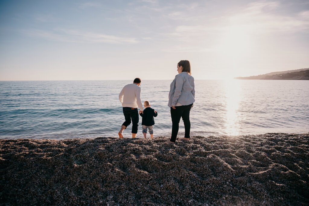 famille sur la plage, séance grossesse Aix-en-provence