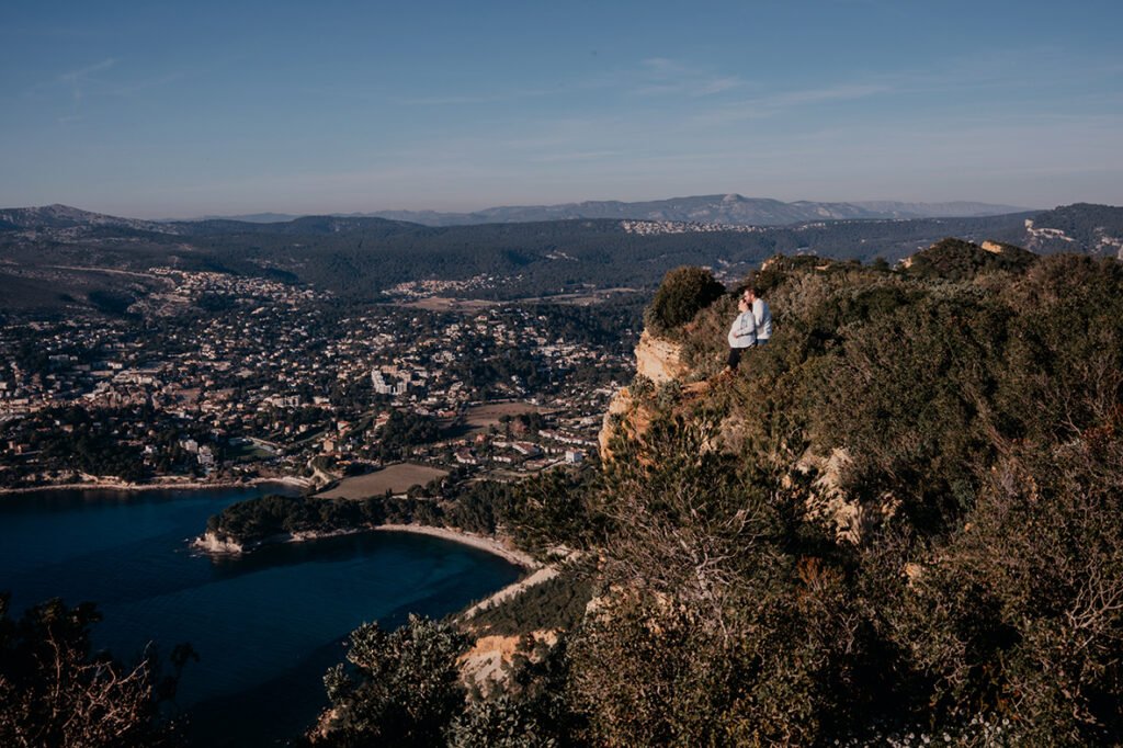 Paysage cassis, couple séance grossesse Aix-en-provence