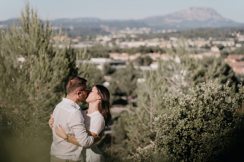 Couple qui s'embrassent Aix-en-provence