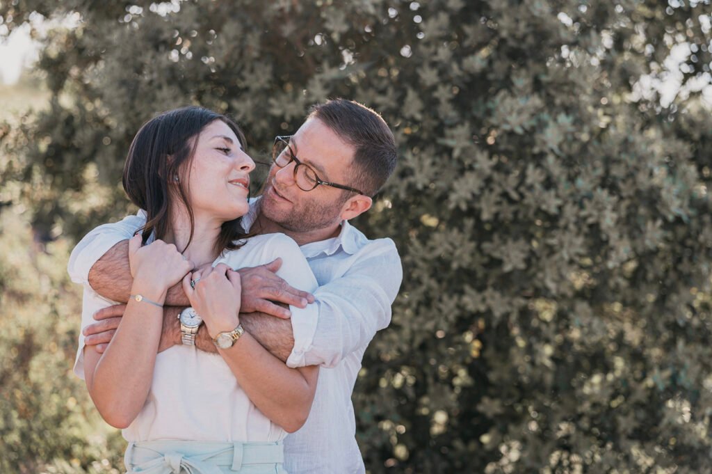 Couple qui s’enlace Aix-en-provence