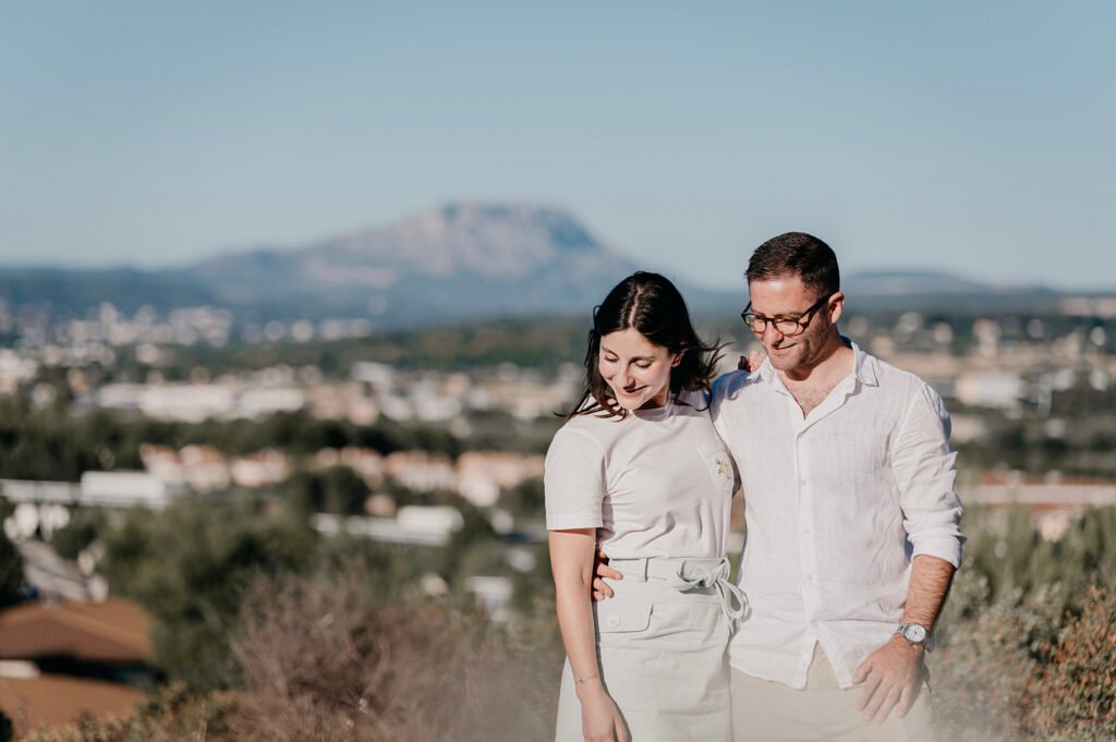 Couple devant la Sainte victoire Aix-en-provence