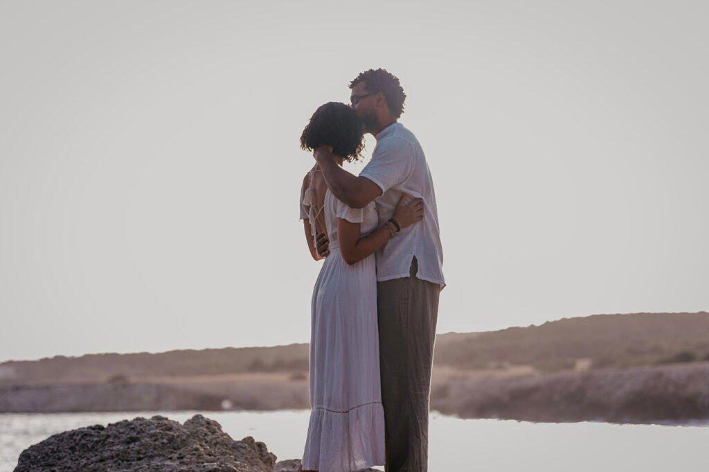 Couple qui s'embrasse sur un rocher Aix-en-provence