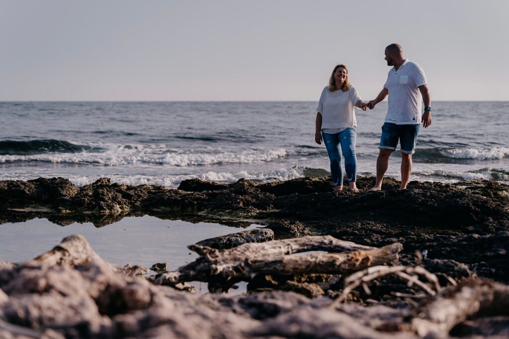 Couple qui marche sur les rochers Aix-en-provence