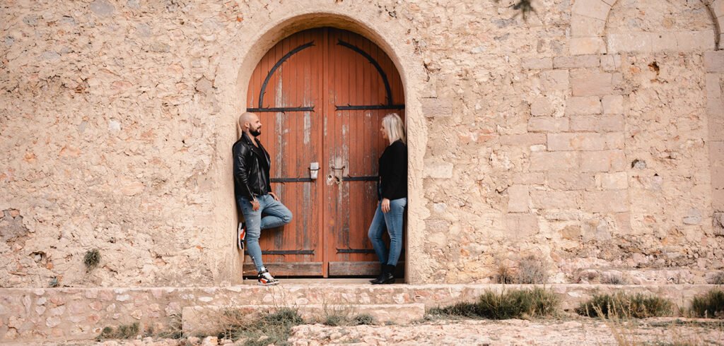 Couple devant la porte d'une bâtisse et se regardent sur Aix en Provence