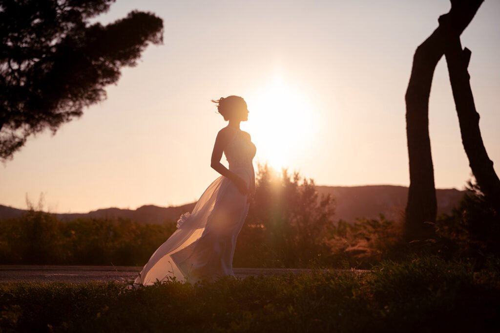 mariée devant le coucher de soleil, photographie de mariage aix en provence