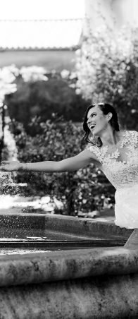 Mariée joue avec l'eau de la fontaine Aix-en-provence